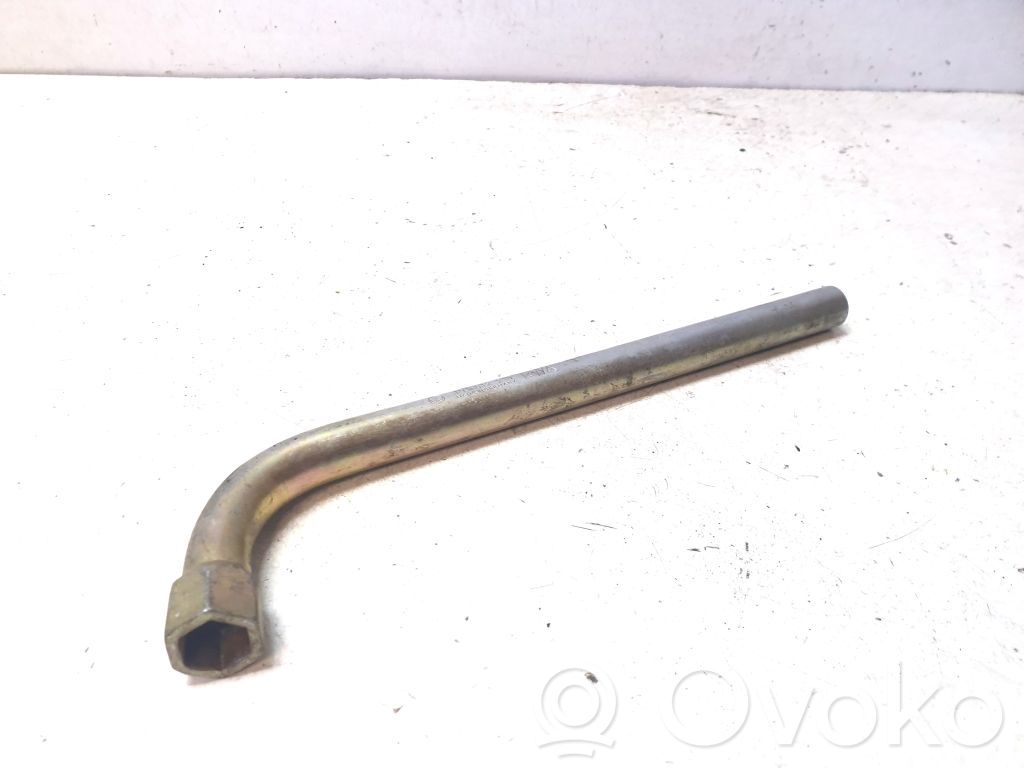 Volkswagen PASSAT B6 Llave de tuercas de rueda 