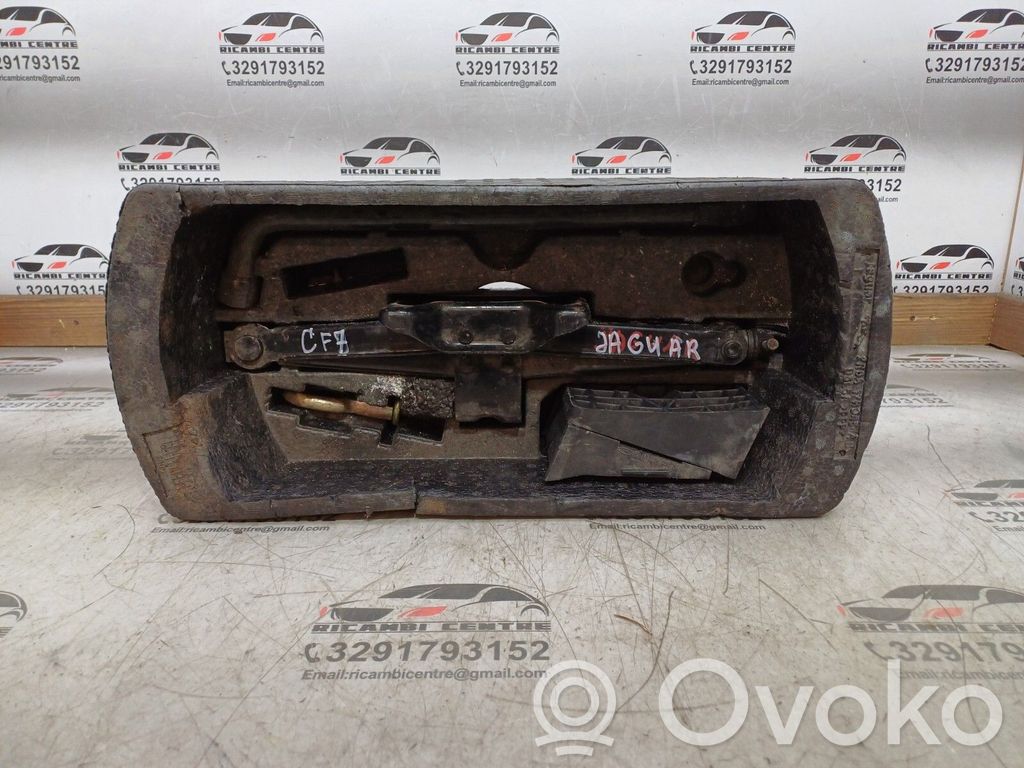 Tool set   2R8A17B043AB,2R8A17B043AB,8W8317080AE,8W8317080AF,C2P26068,T2R85552,XR833057