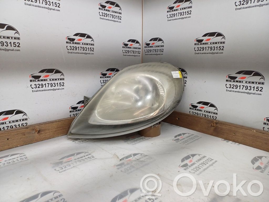 Opel Vivaro Lampa przednia 