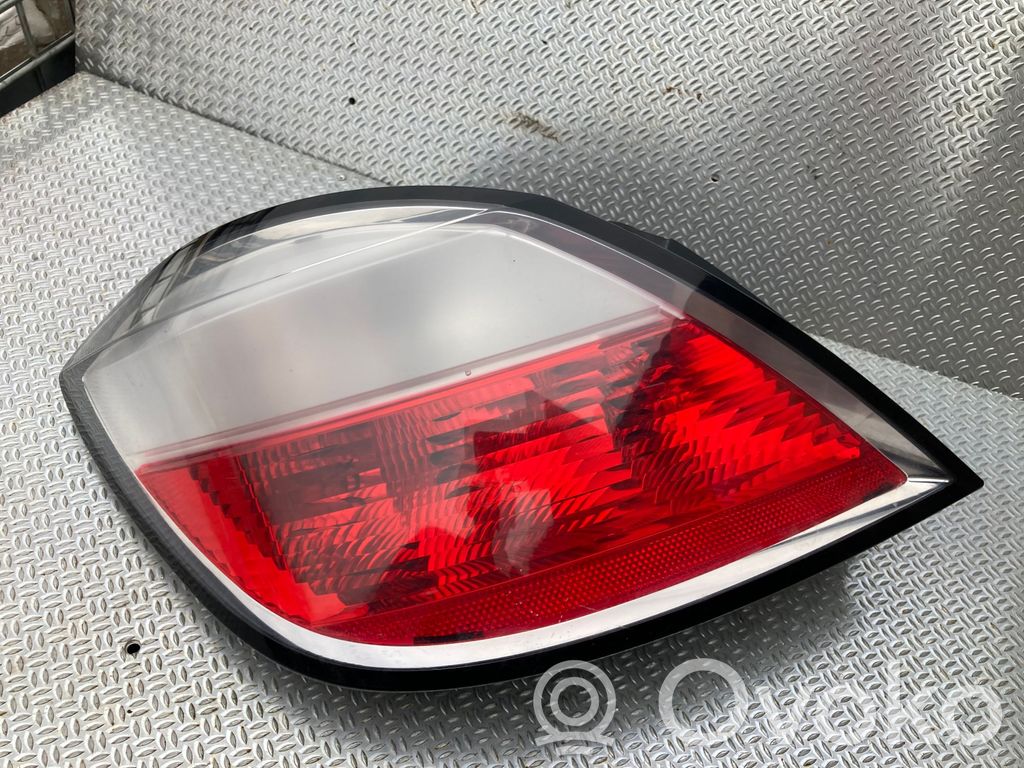 Opel Astra H Aizmugurējais lukturis virsbūvē 