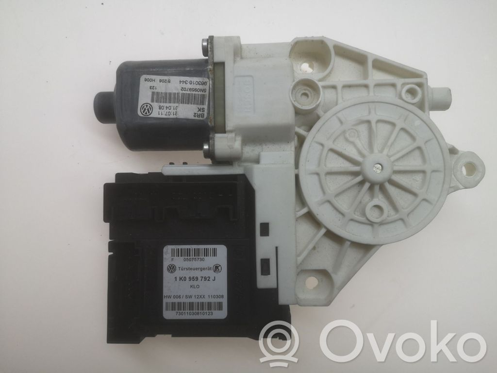 Volkswagen Tiguan Silnik regulatora szyby drzwi przednich 