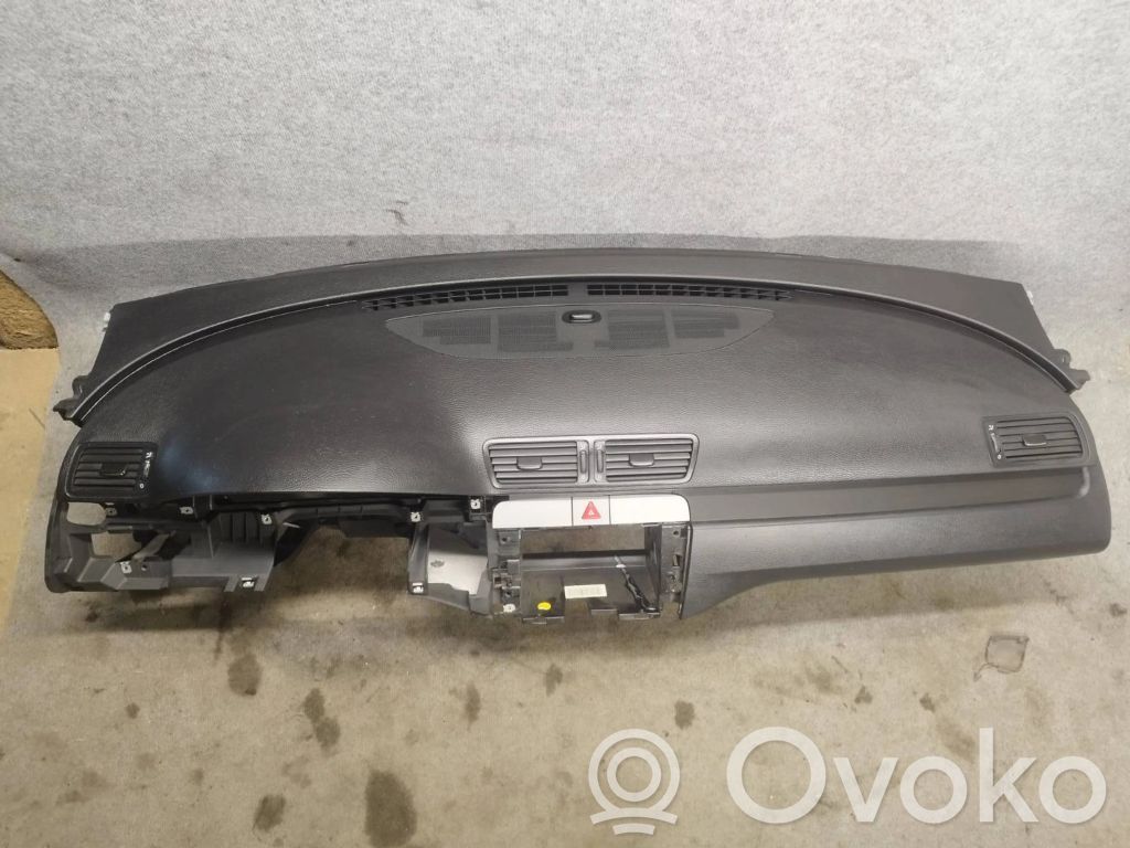 Volkswagen PASSAT B6 Deska rozdzielcza 