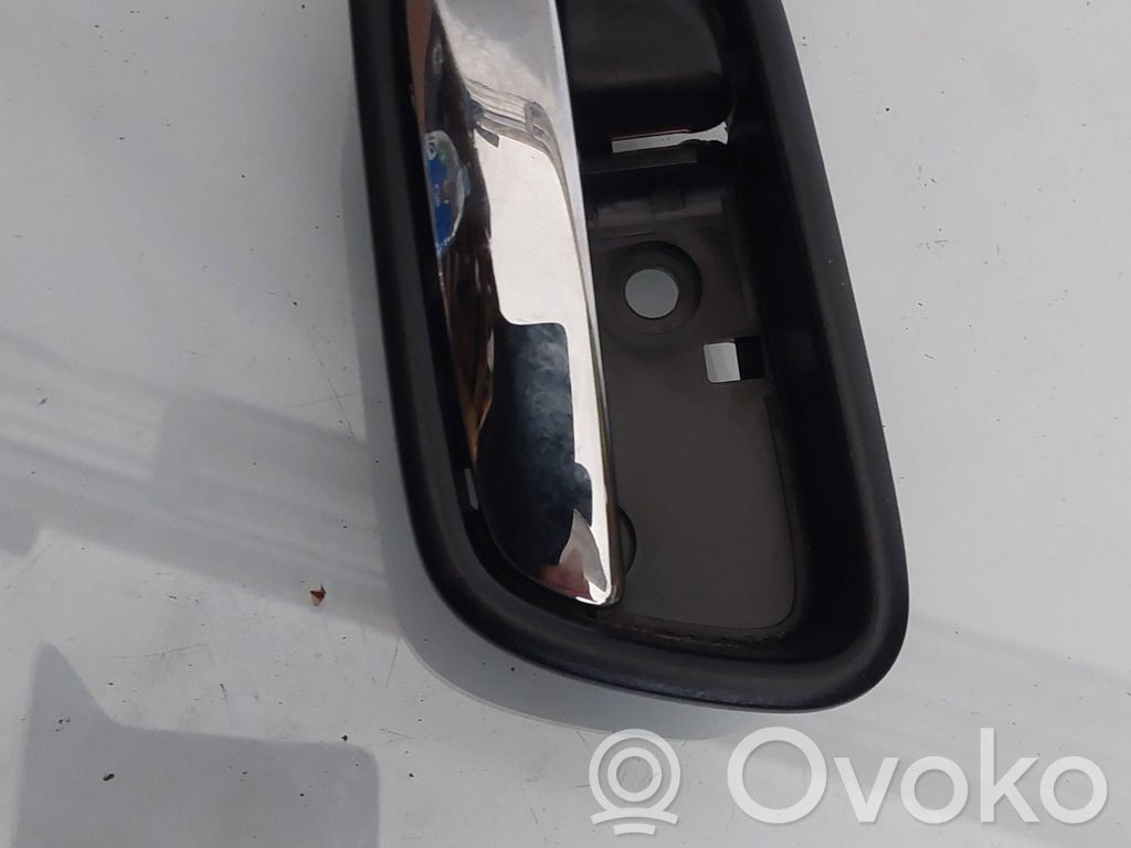 Honda CR-V Front door interior handle 