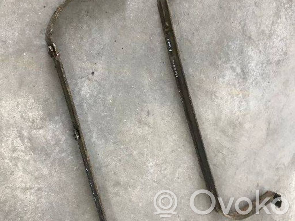 Fuel tank mounting bracket