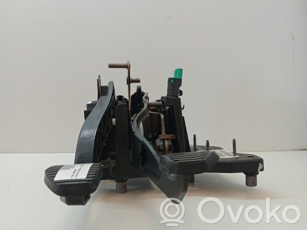 Brake pedal   1611585480