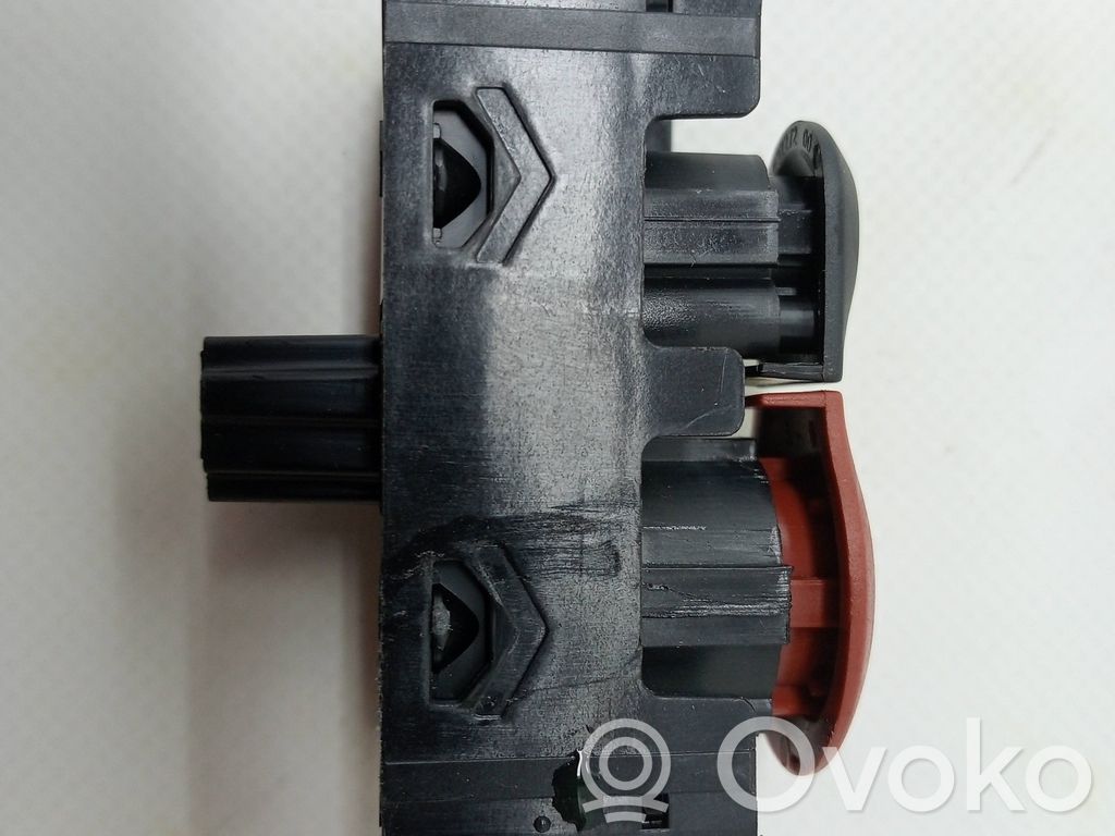 Hazard light switch   A4539051901