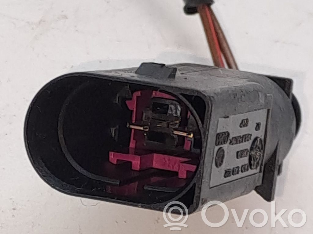 Tie down hook / loop   82A823509