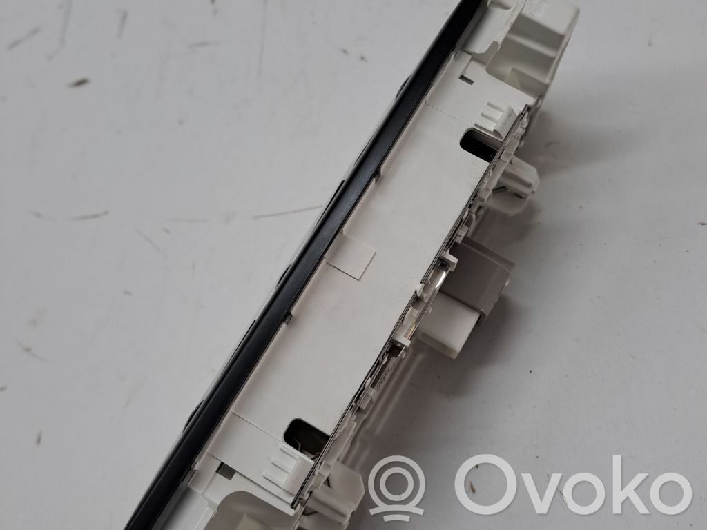 Nissan Leaf I (ZE0) Ramă consolă lumini plafon