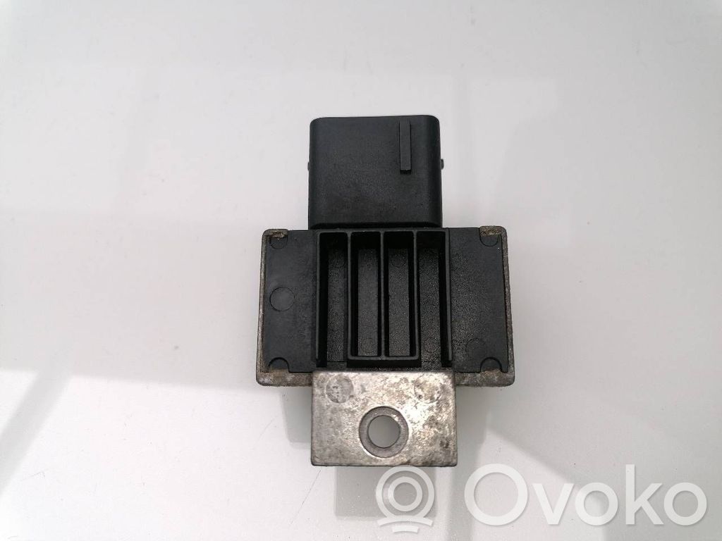 Kvēlsveču relejs   110678071R