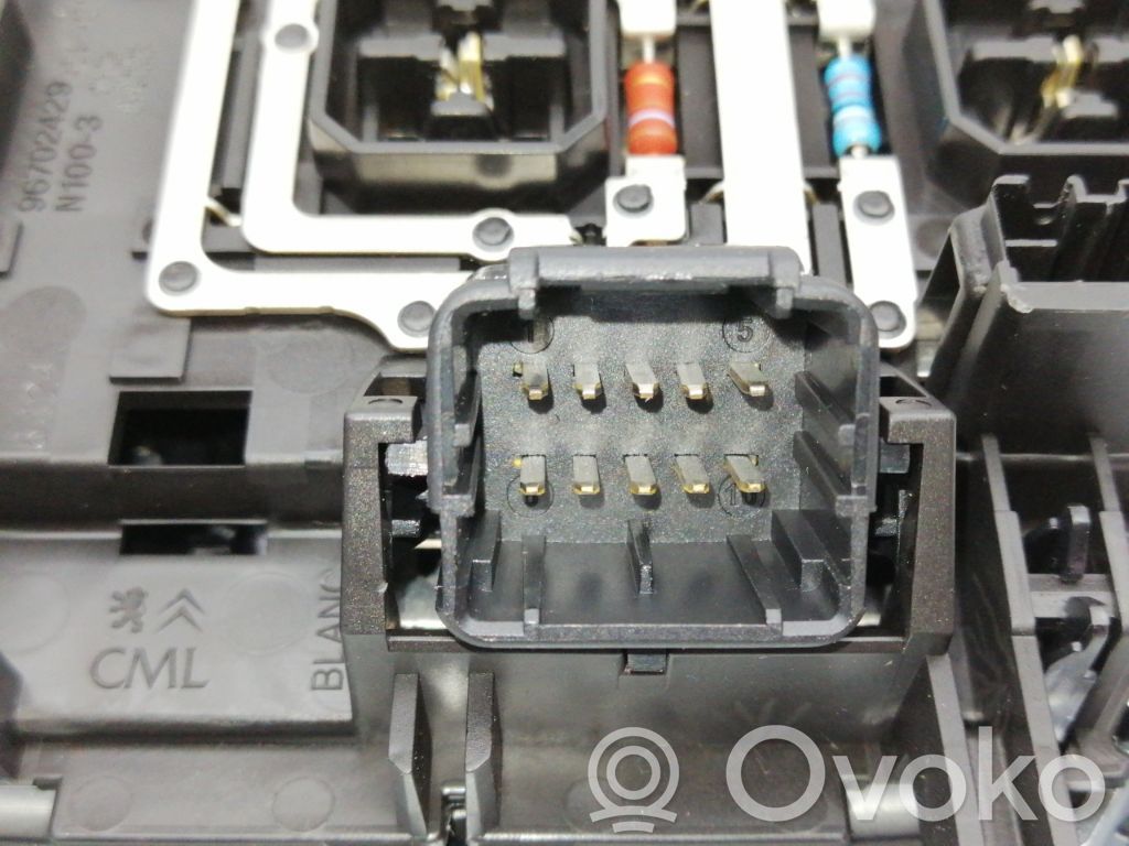 Headlining lighting console trim   96702429XT00