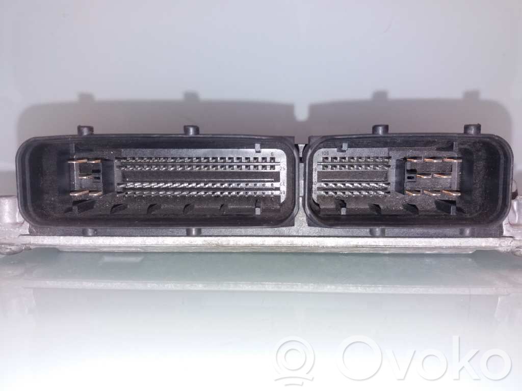 Unidad de control/módulo ECU del motor   03E906033D