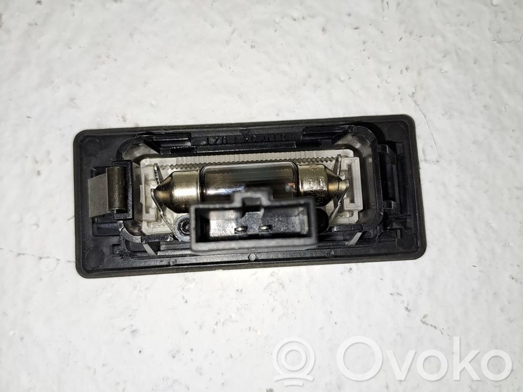 Luce targa   8T0943021