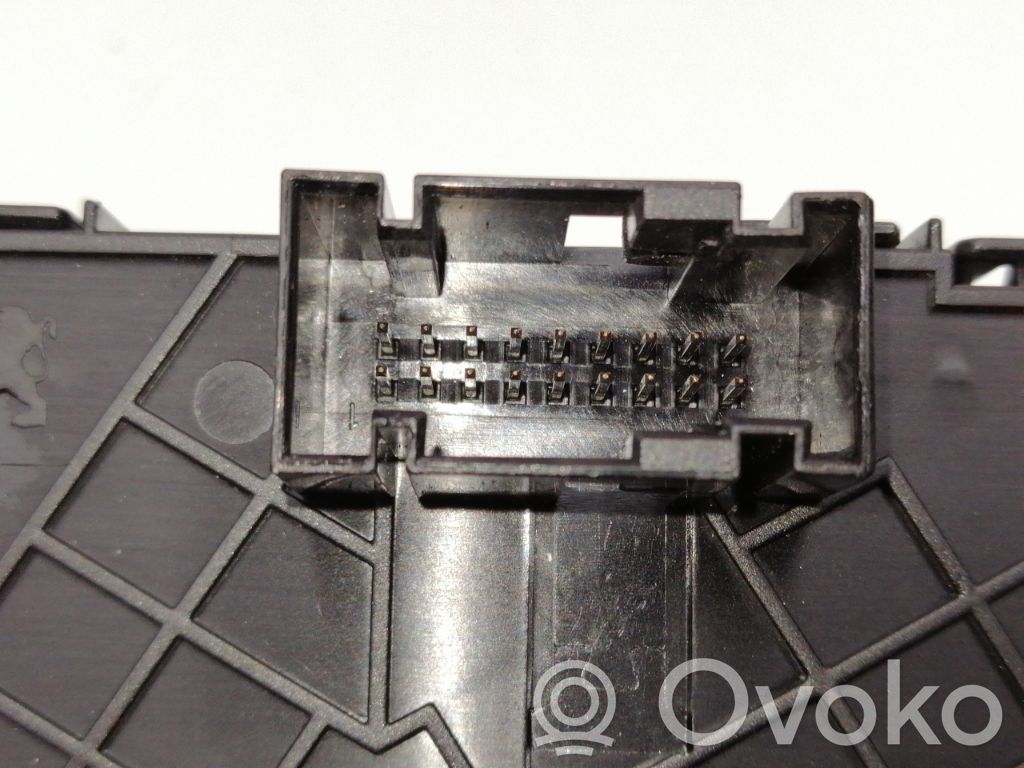 Boutons / interrupteurs volant   96785849ZD