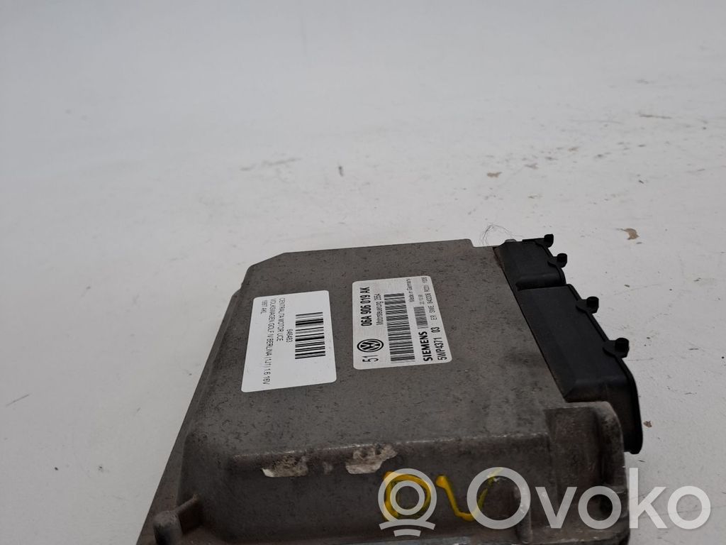Volkswagen Golf IV Komputer / Sterownik ECU silnika 