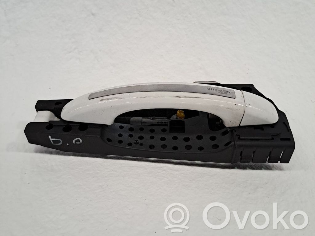 Manecilla externa puerta delantera   8T0837886B