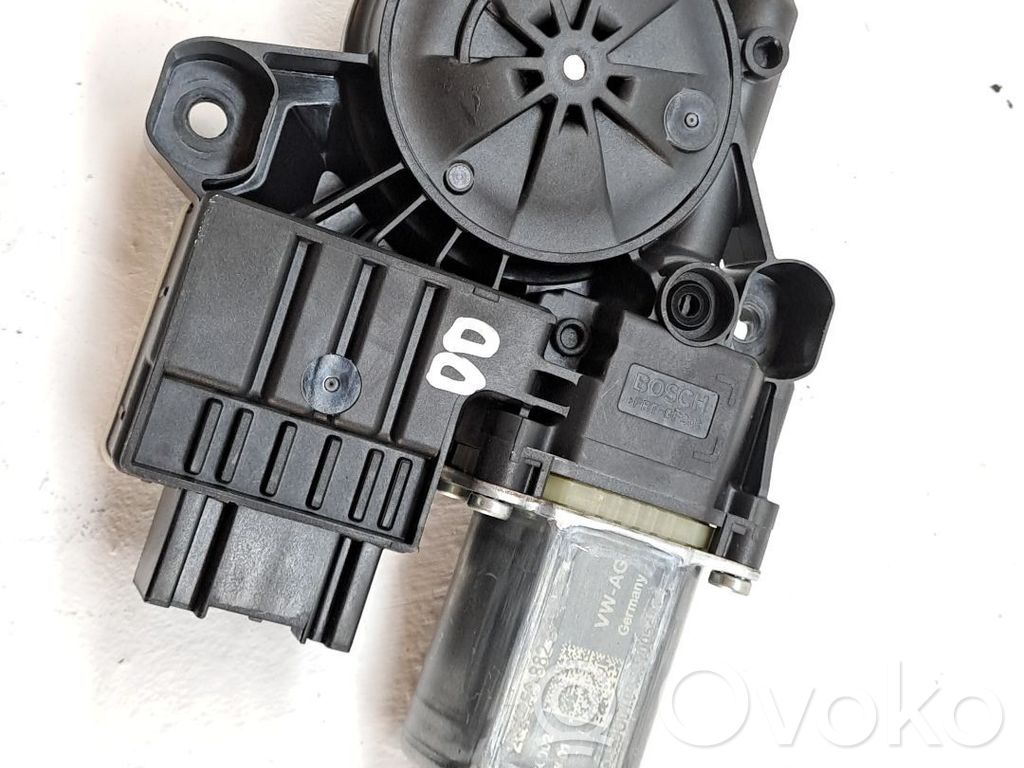 Motor del regulador de la ventanilla de la puerta delantera   2Q1959882D