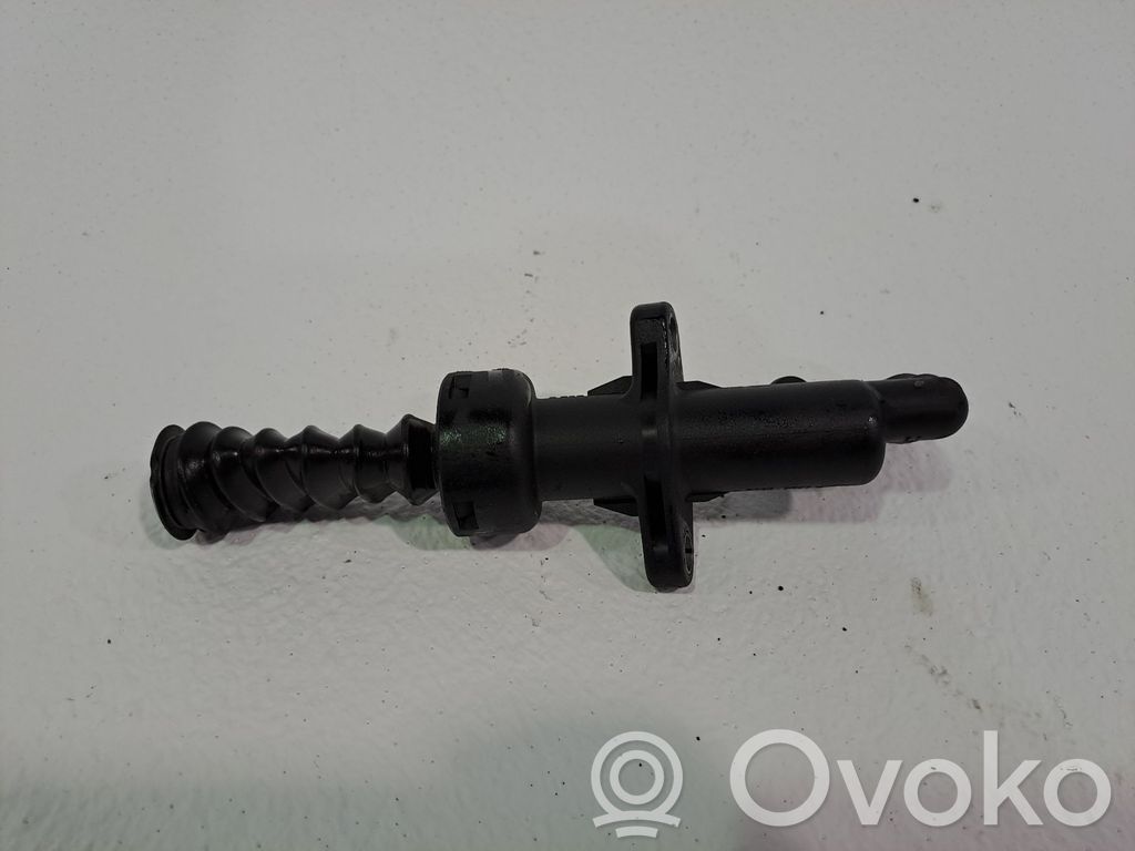 Kytkimen irrotuksen apusylinteri   9681495580