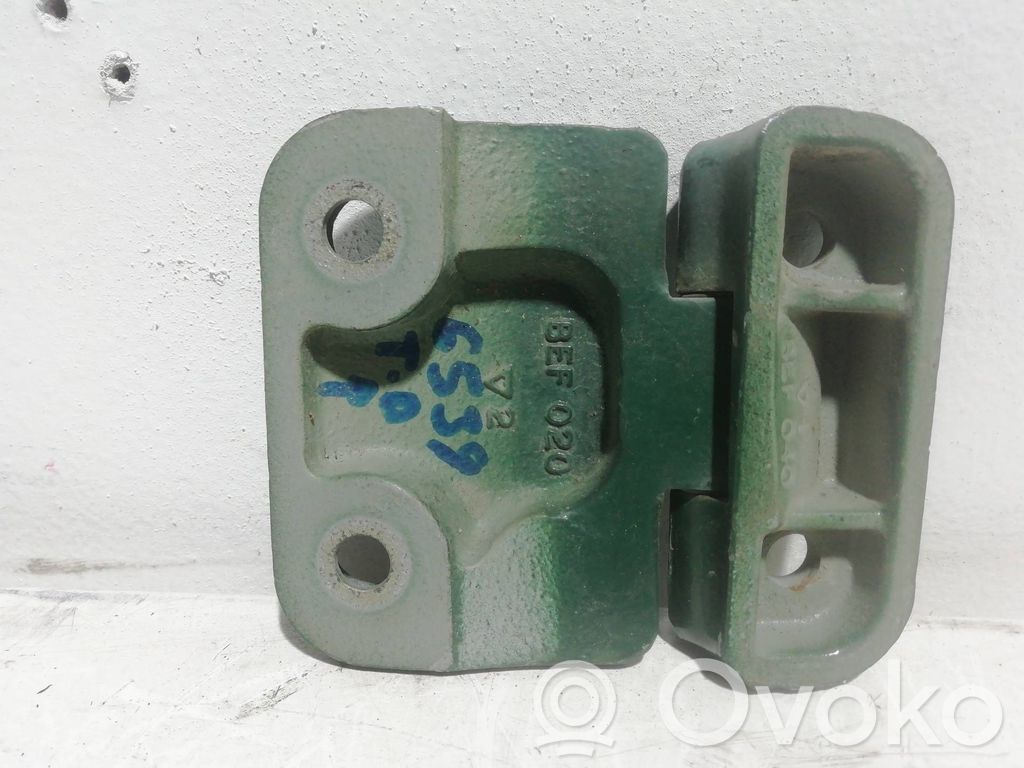 Bisagra inferior puerta delantera   BEF020