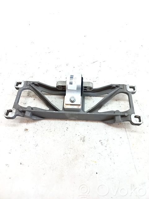 Engine mount bracket   XR843807