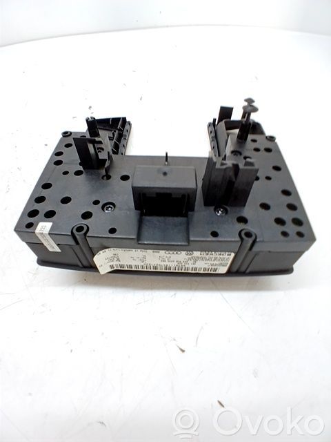 Panel / Radioodtwarzacz CD/DVD/GPS   4E1919612,4E1919610