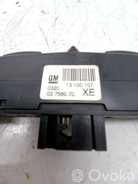 Botón interruptor de luz de peligro   13100107