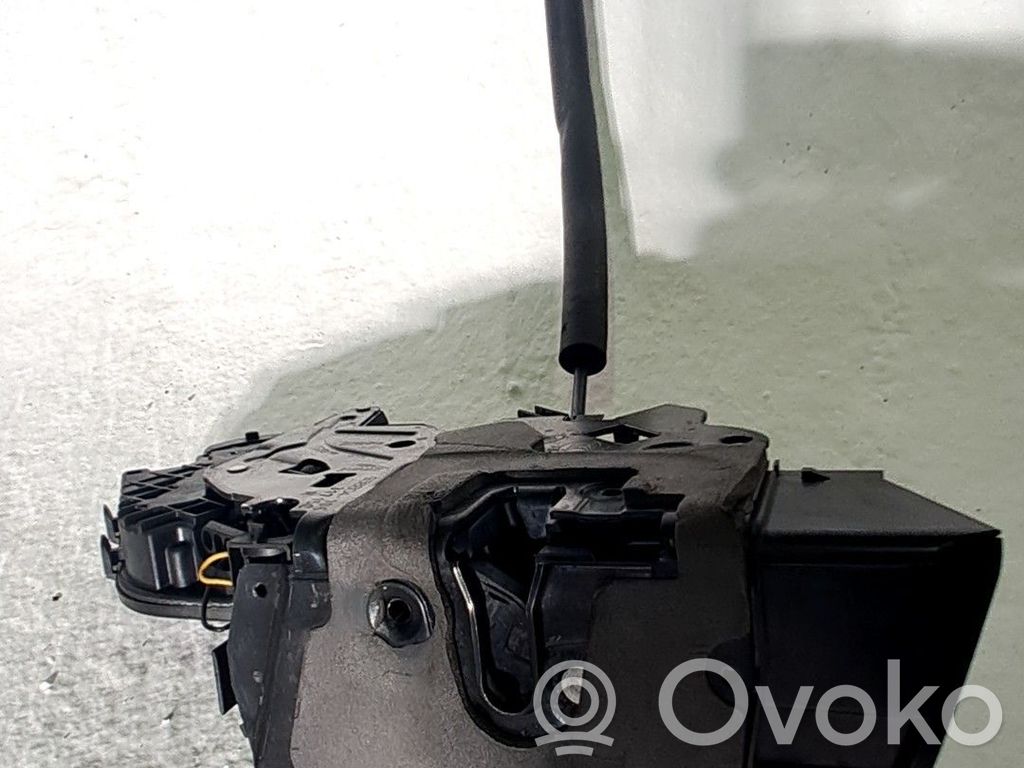 Priekšpusē slēdzene   T4A10215