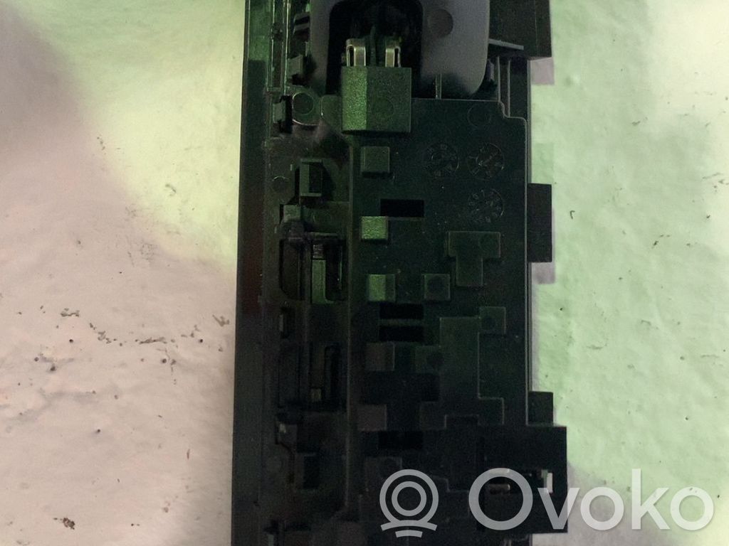 Volkswagen Polo Headlining lighting console trim 