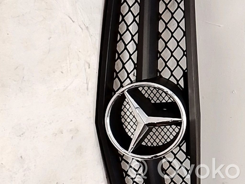 Mercedes-Benz C W203 Grilă față 