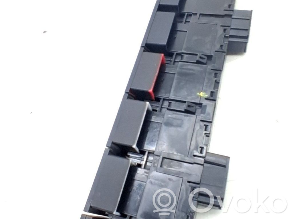 Botón interruptor de luz de peligro   6V0927132A