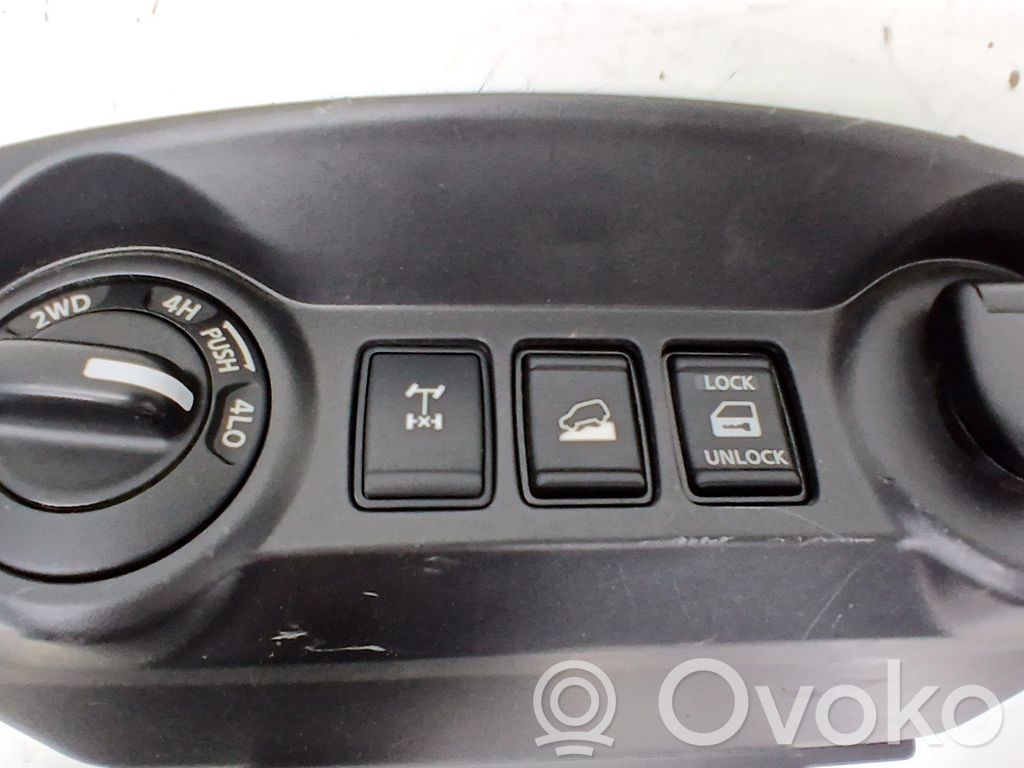 Nissan Navara Boutons / interrupteurs volant