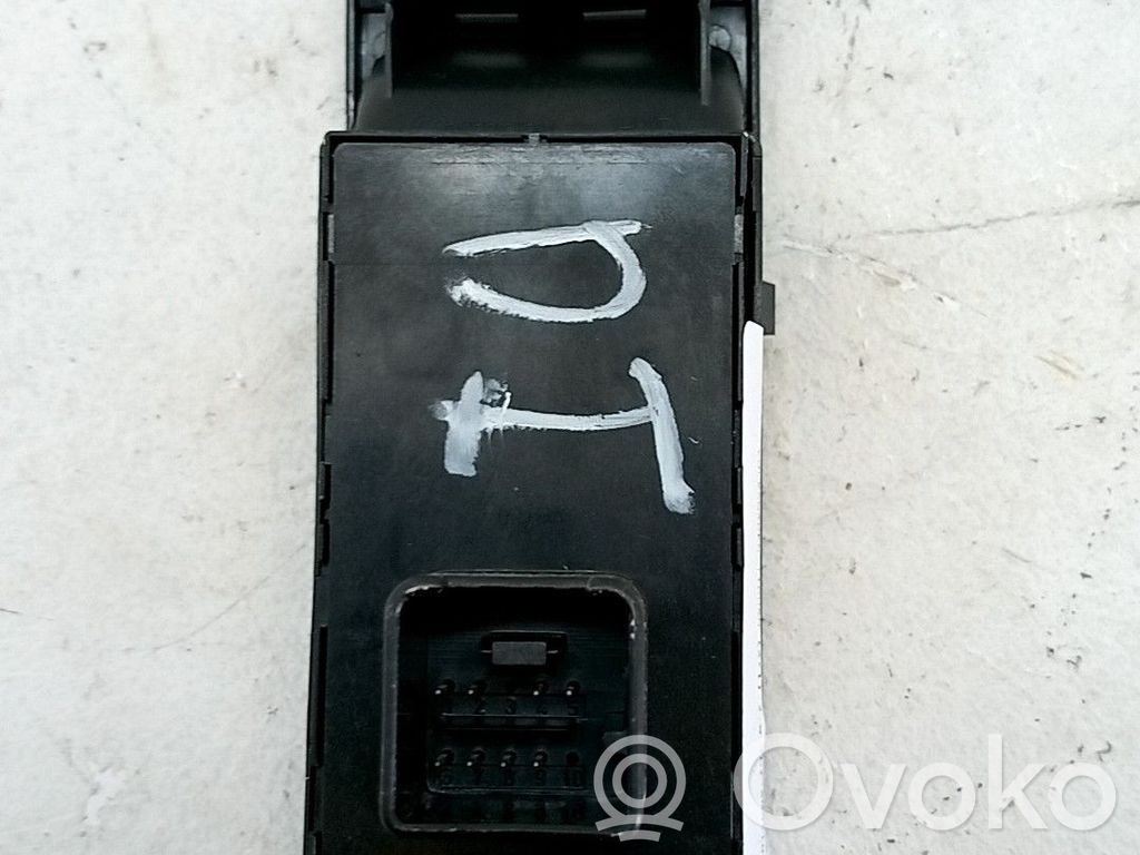 Volkswagen Tiguan Przyciski szyb 