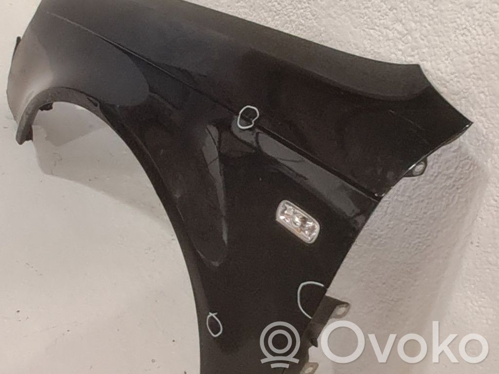 Audi A4 S4 B6 8E 8H Etulokasuojan reuna