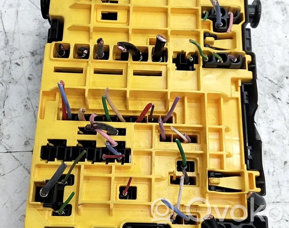 Opel Corsa F Ramka / Moduł bezpieczników