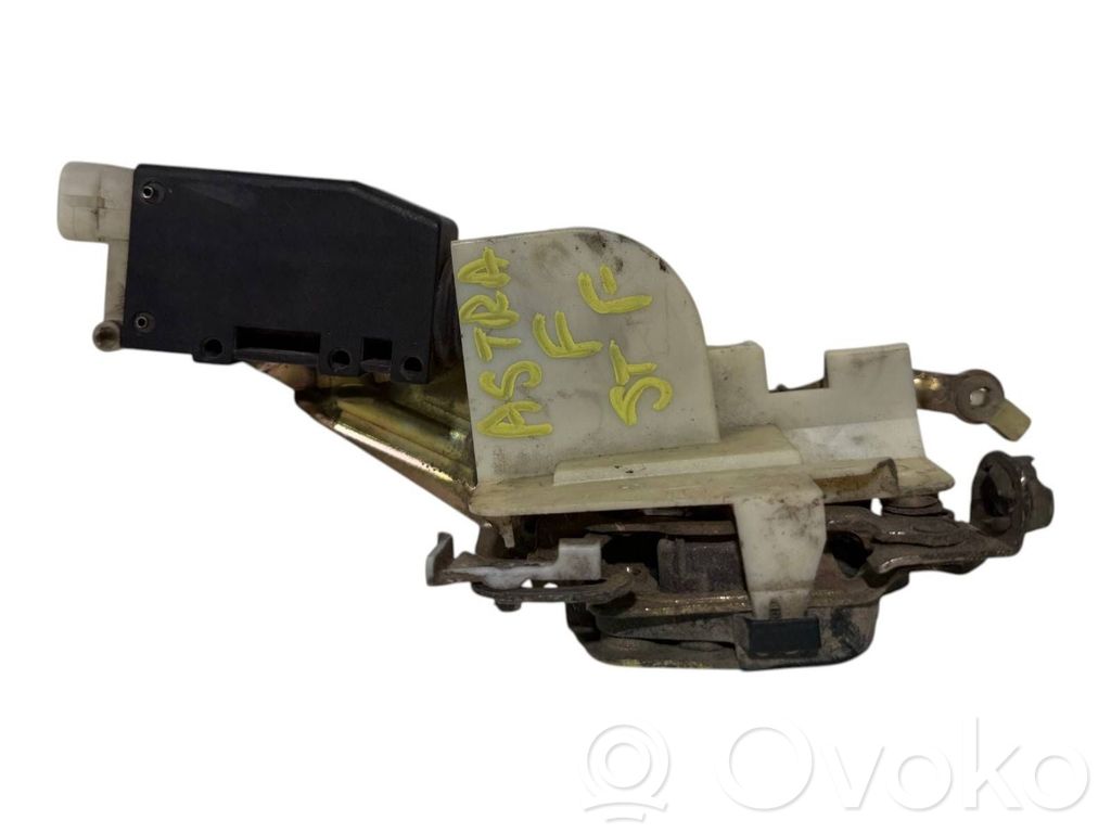 Opel Astra F Priekšpusē slēdzene 