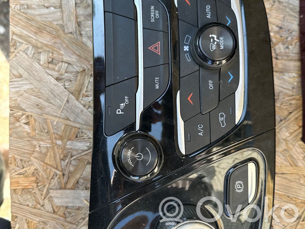 Chrysler Pacifica Climate control unit 