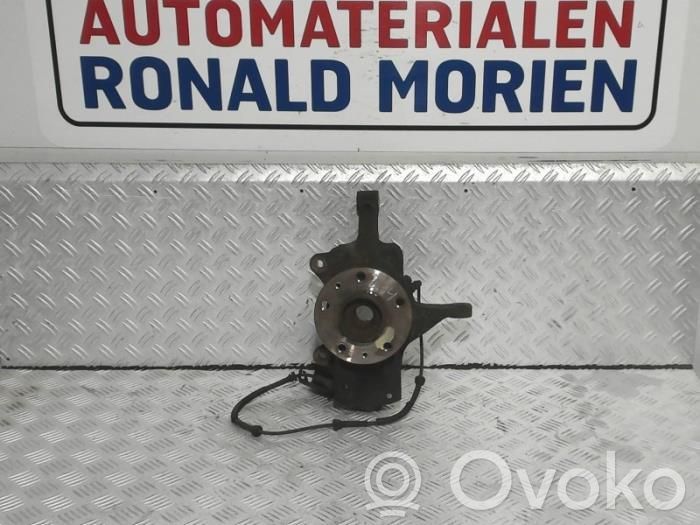 Opel Vivaro Zwrotnica koła przedniego 