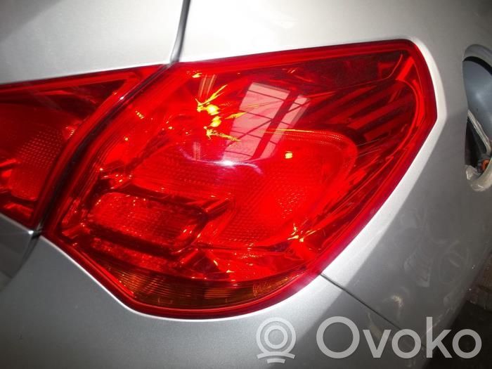 Opel Astra J Aizmugurējais lukturis virsbūvē 