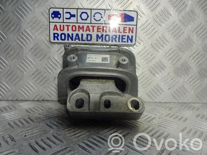 Volkswagen Tiguan Engine mount bracket 