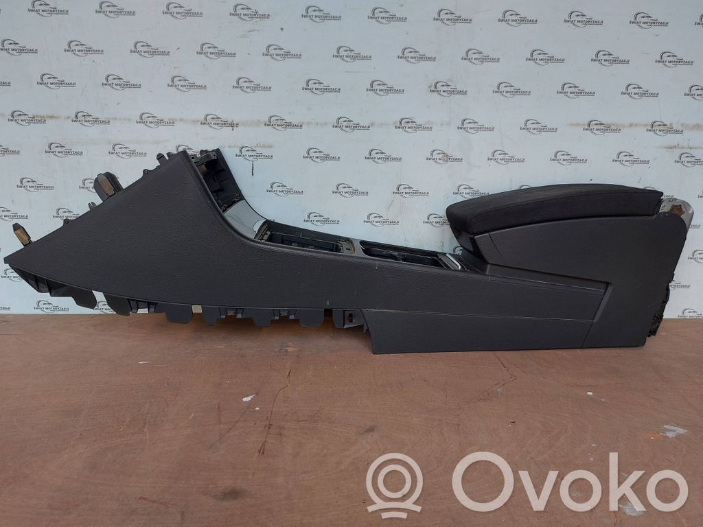 Volkswagen PASSAT B7 Center console 