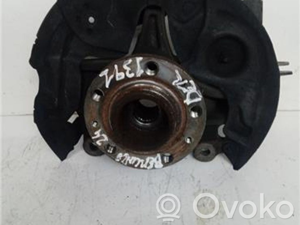 Front wheel hub spindle knuckle