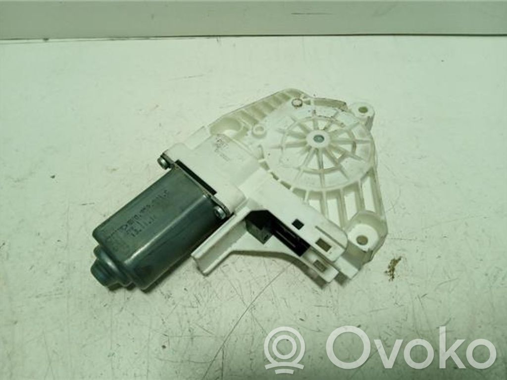 Motor del regulador de la ventanilla de la puerta delantera