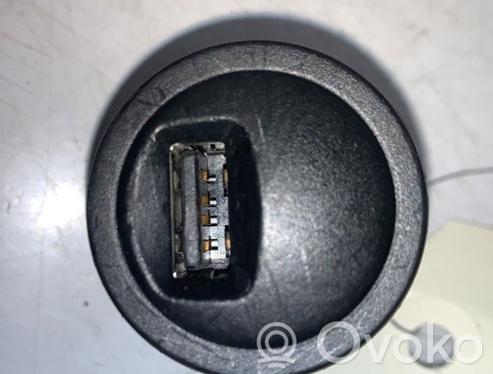 Peugeot Partner Enchufe conector USB 