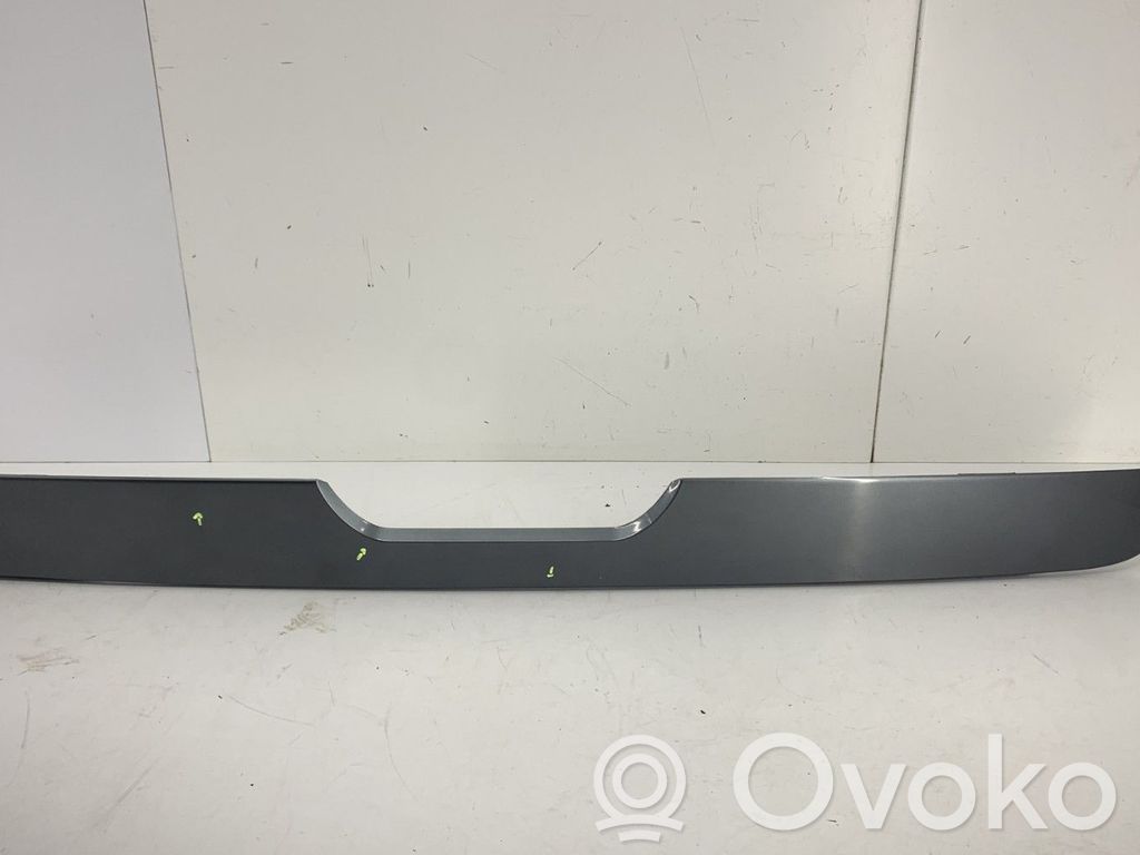 Tailgate/trunk spoiler   8742F8