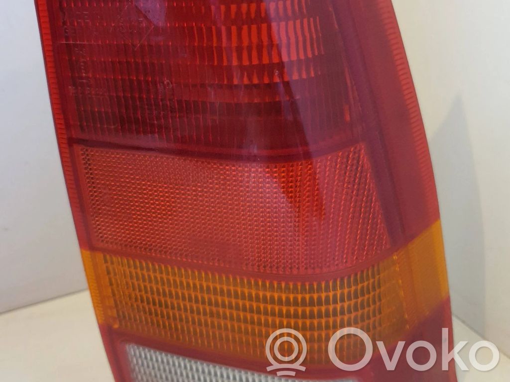 Opel Kadett E Takavalon polttimon suojan pidike 