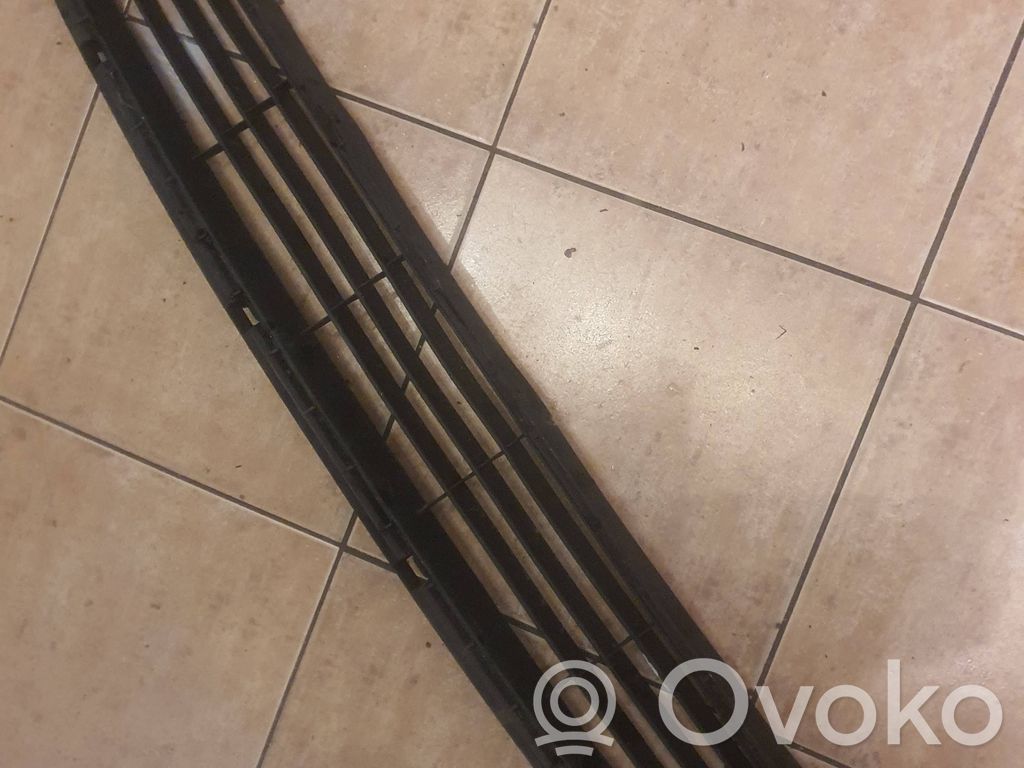 Toyota Avensis T270 Kratka dolna zderzaka przedniego 