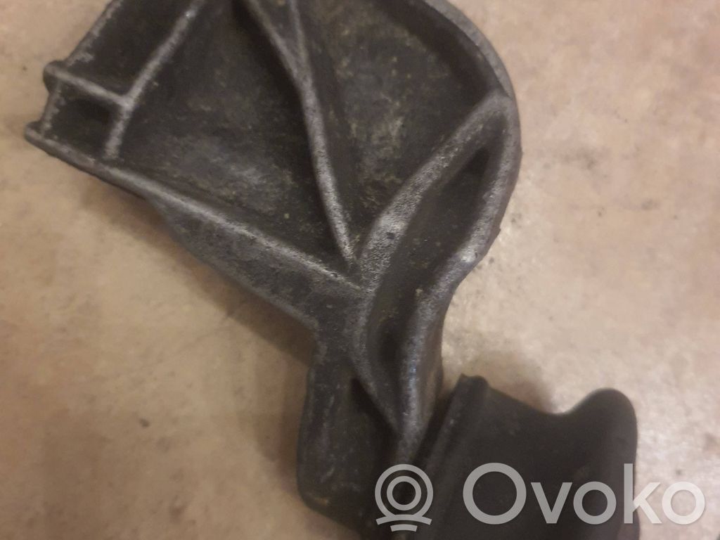 Volkswagen PASSAT B5 Engine mount bracket 