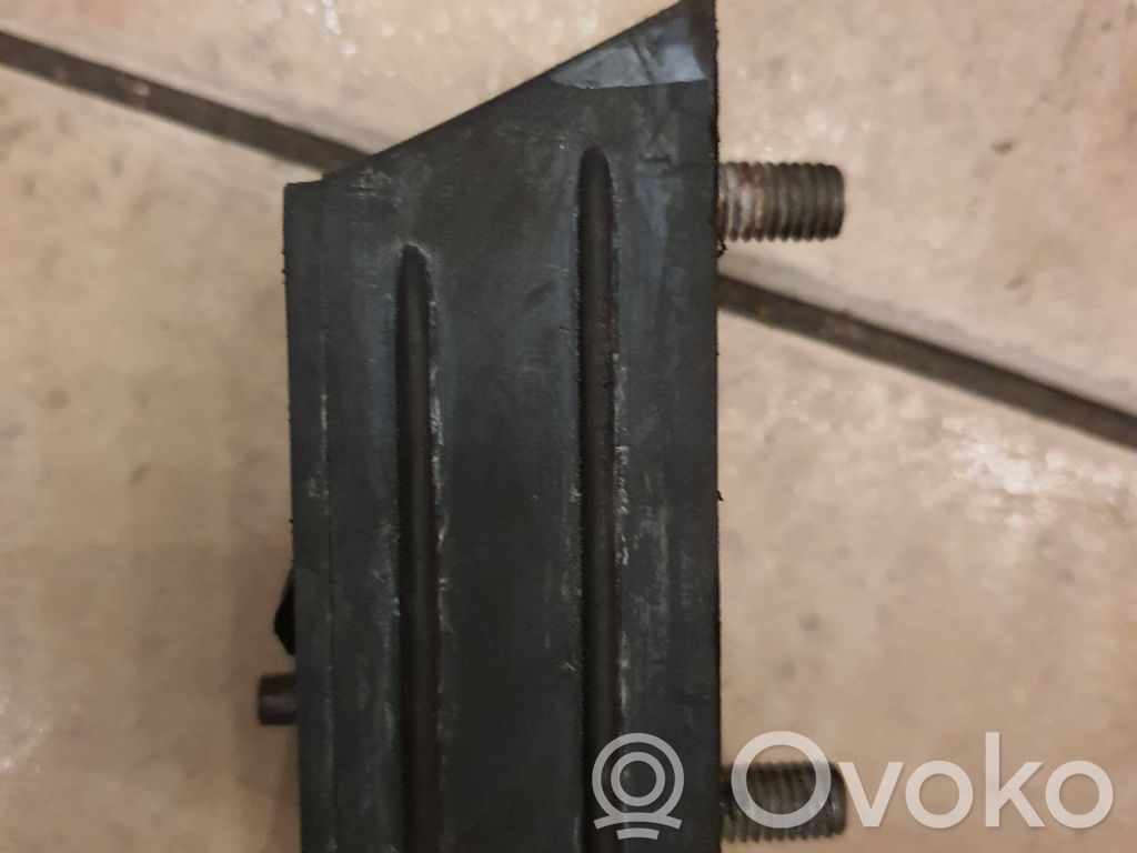Engine mount bracket   20100102002