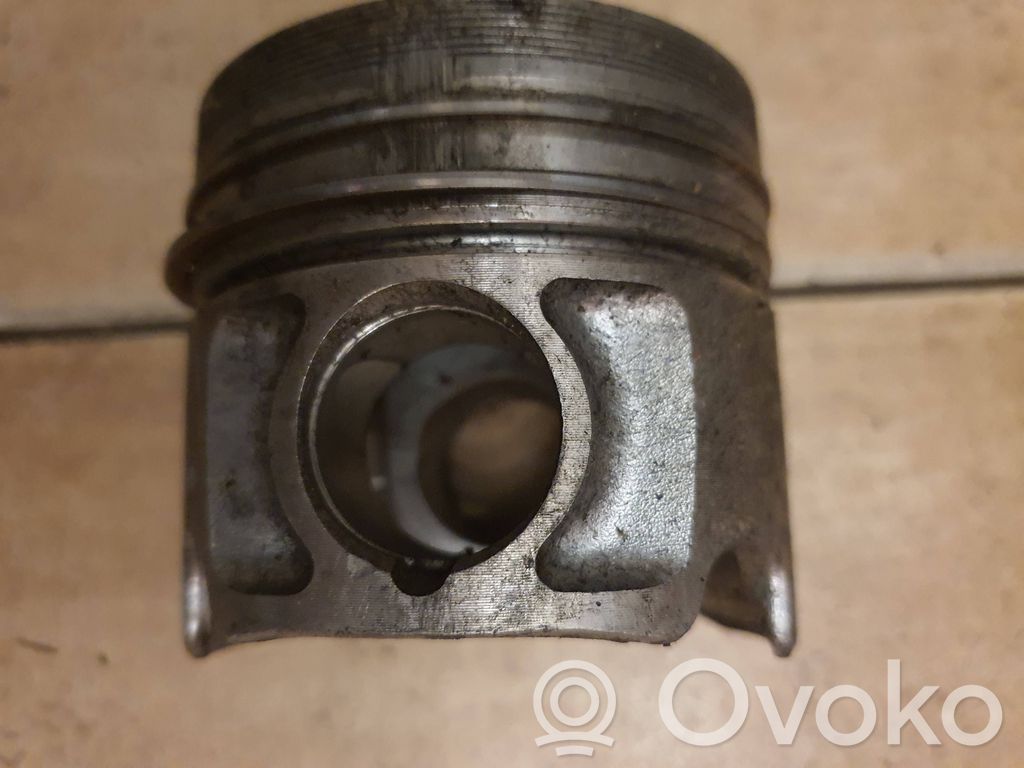 Volkswagen PASSAT B4 Piston 