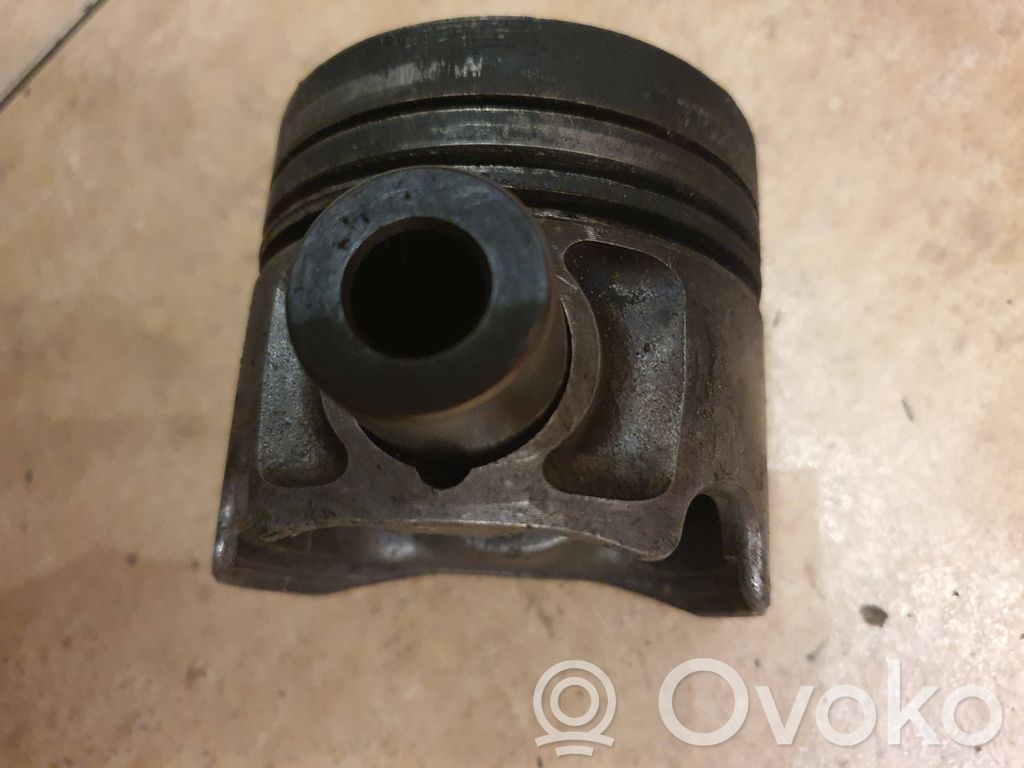 Volkswagen PASSAT B4 Piston 