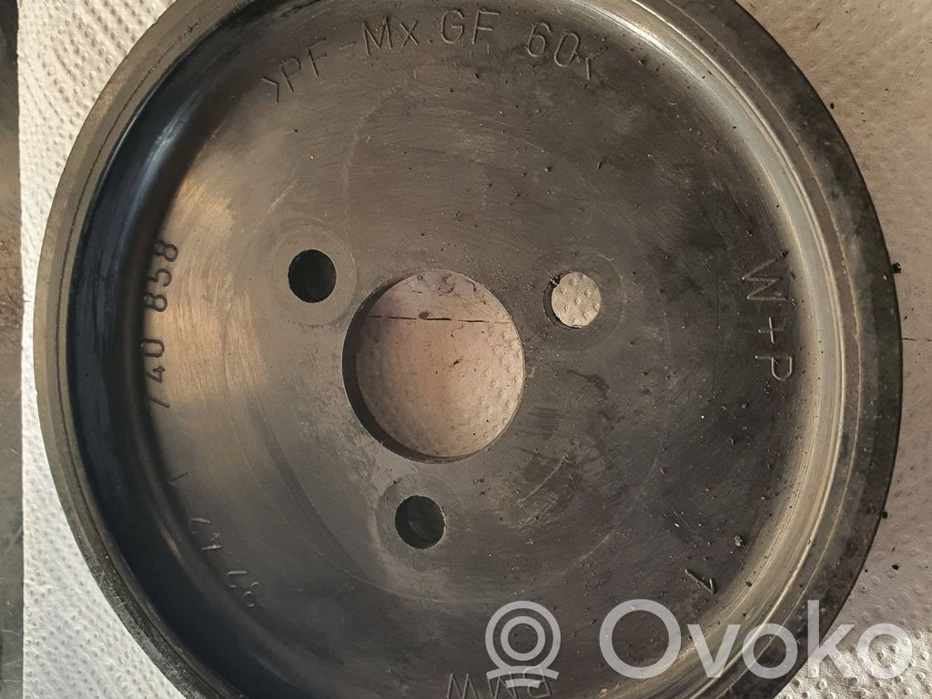 BMW 7 E38 Ohjaustehostimen pumpun hihnapyörä 